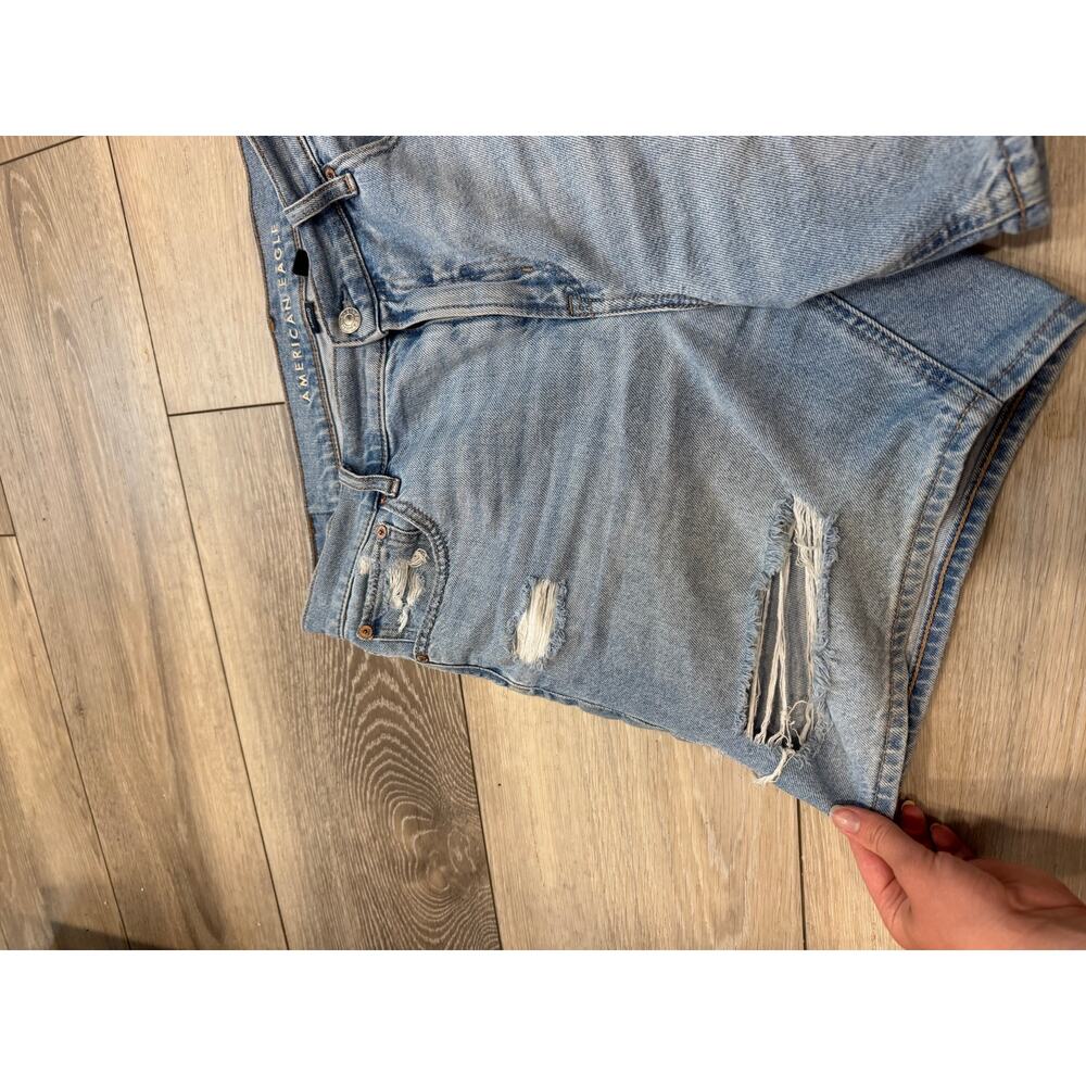 American Eagle light  wash relaxed  jean short size 10 - Picture 3 of 9
